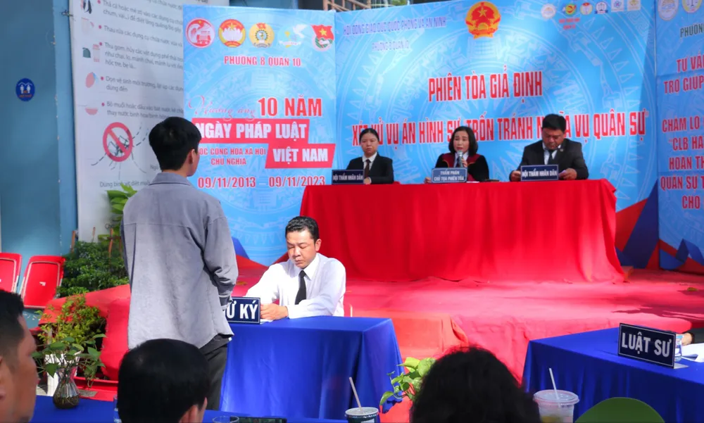 Một phiên tòa giả định tổ chức tại phường 8, quận 10, (TPHCM) thu hút người dân tham gia. Ảnh: THU HOÀI Một phiên tòa giả định tổ chức tại phường 8, quận 10, (TPHCM) thu hút người dân tham gia. Ảnh: THU HOÀI