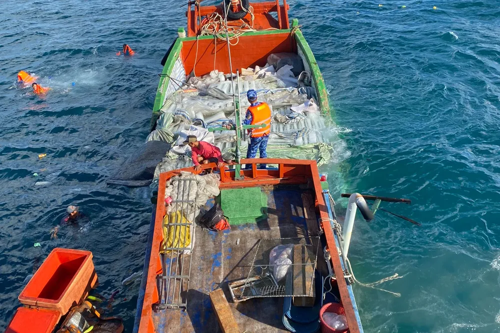 Tàu KG 93096 TS bị chìm trên vùng biển Côn Đảo Tàu KG 93096 TS bị chìm trên vùng biển Côn Đảo