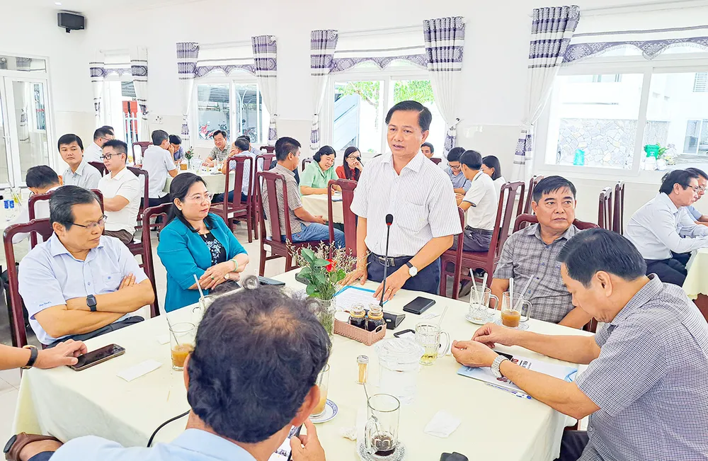 Chủ tịch UBND tỉnh Sóc Trăng Trần Văn Lâu trao đổi với doanh nghiệp tại buổi gặp gỡ Chủ tịch UBND tỉnh Sóc Trăng Trần Văn Lâu trao đổi với doanh nghiệp tại buổi gặp gỡ