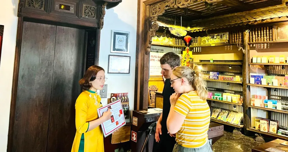 Khách quốc tế tham quan Bảo tàng y học cổ truyền Việt Nam, quận 10, TPHCM. Ảnh: THI HỒNG
