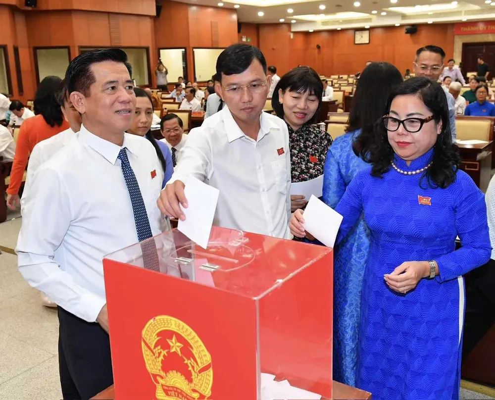 Đại biểu HĐND TPHCM bỏ phiếu bầu Phó Chủ tịch HĐND TPHCM với đồng chí Phạm Thành Kiên. Ảnh: VIỆT DŨNG Đại biểu HĐND TPHCM bỏ phiếu bầu Phó Chủ tịch HĐND TPHCM với đồng chí Phạm Thành Kiên. Ảnh: VIỆT DŨNG