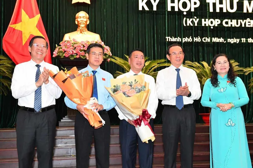 Bí thư Thành ủy TPHCM Nguyễn Văn Nên, Chủ tịch UBND TPHCM Phan Văn Mãi, Chủ tịch HĐND TPHCM Nguyễn Thị Lệ chúc mừng Phó Chủ tịch HĐND TPHCM Phạm Thành Kiên và Phó Chủ tịch UBND TPHCM Nguyễn Văn Dũng. Ảnh: VIỆT DŨNG Bí thư Thành ủy TPHCM Nguyễn Văn Nên, Chủ tịch UBND TPHCM Phan Văn Mãi, Chủ tịch HĐND TPHCM Nguyễn Thị Lệ chúc mừng Phó Chủ tịch HĐND TPHCM Phạm Thành Kiên và Phó Chủ tịch UBND TPHCM Nguyễn Văn Dũng. Ảnh: VIỆT DŨNG