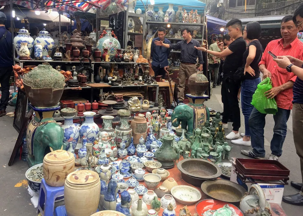 Mua bán đồ cổ, đồ giả cổ trên phố Hàng Lược, Hà Nội. Ảnh: MAI AN Mua bán đồ cổ, đồ giả cổ trên phố Hàng Lược, Hà Nội. Ảnh: MAI AN