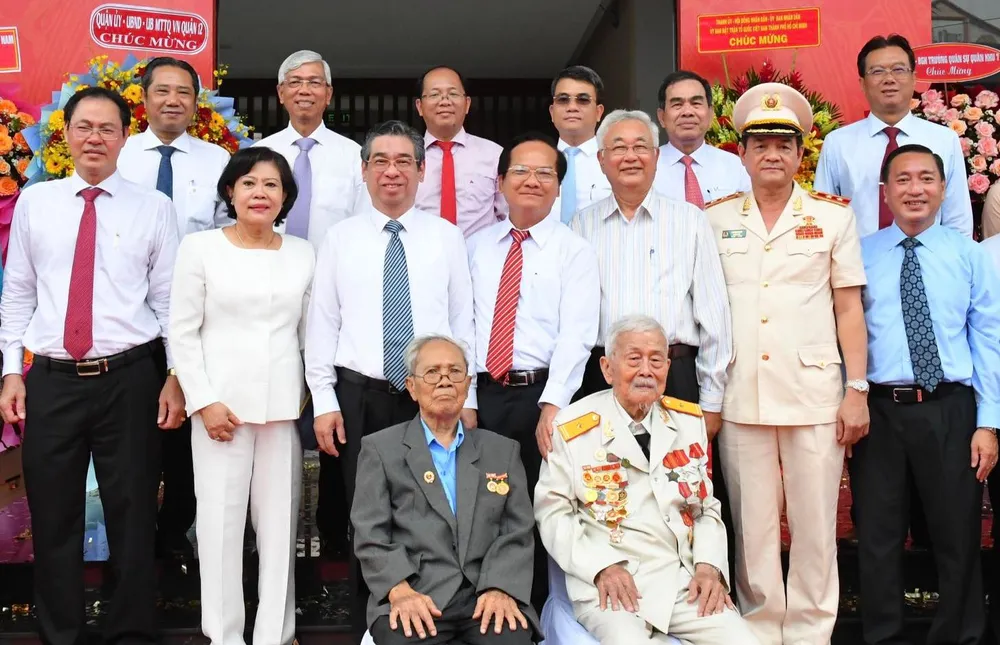 Phó Bí thư Thành ủy TPHCM Nguyễn Phước Lộc cùng lãnh đạo TPHCM, huyện Hóc Môn chụp ảnh lưu niệm tại trụ sở Huyện ủy – HĐND – UBND huyện Hóc Môn. Ảnh: VIỆT DŨNG Phó Bí thư Thành ủy TPHCM Nguyễn Phước Lộc cùng lãnh đạo TPHCM, huyện Hóc Môn chụp ảnh lưu niệm tại trụ sở Huyện ủy – HĐND – UBND huyện Hóc Môn. Ảnh: VIỆT DŨNG