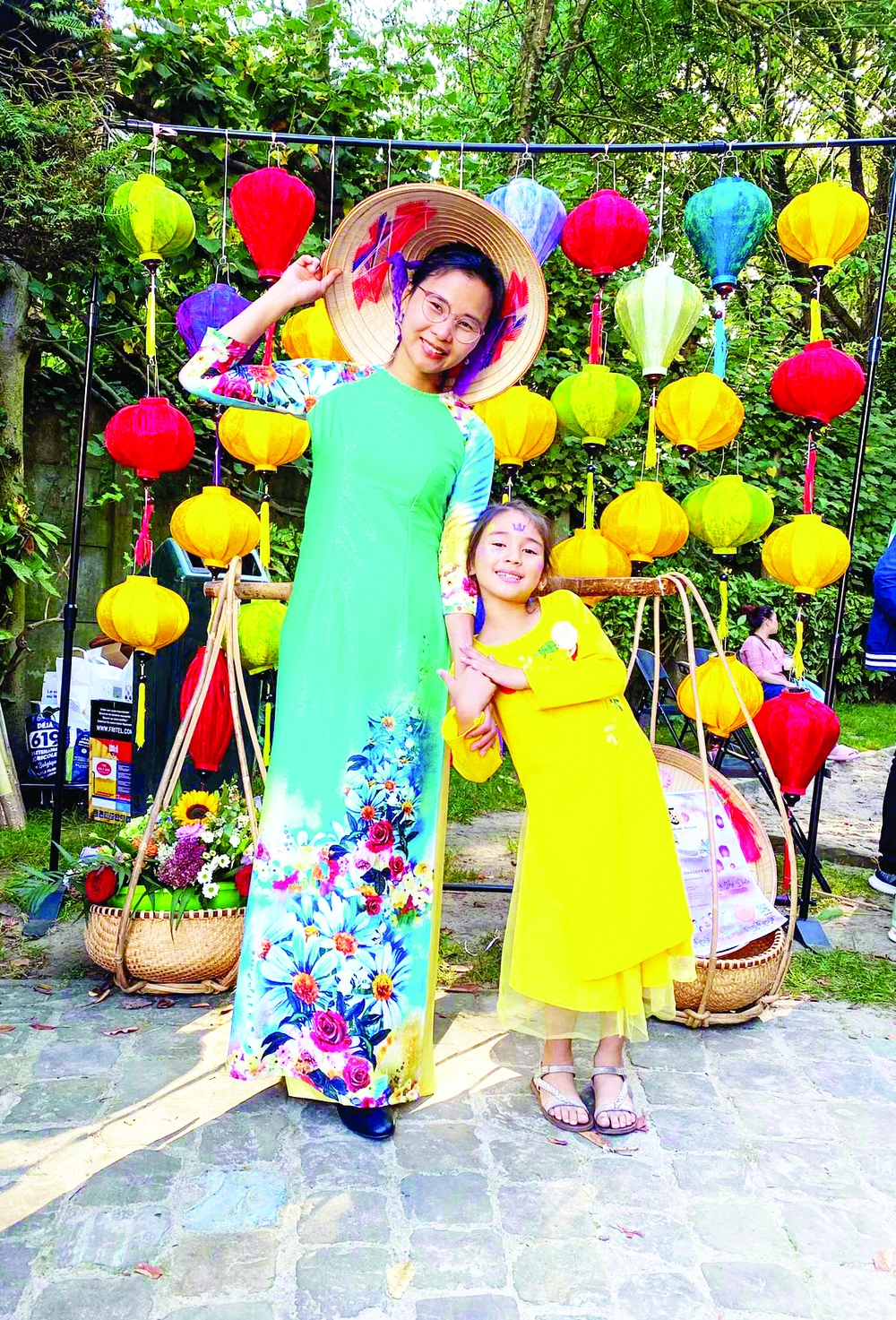 Lê Thị Mai và con gái biểu diễn áo dài trong lễ hội Tết Trung thu 2023 tại Bỉ cn8b-1819.jpg