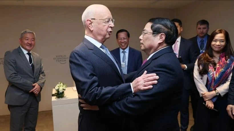 Thủ tướng Phạm Minh Chính gặp Giáo sư Klaus Schwab, Người sáng lập kiêm Chủ tịch Điều hành Diễn đàn Kinh tế Thế giới. Ảnh: TTXVN