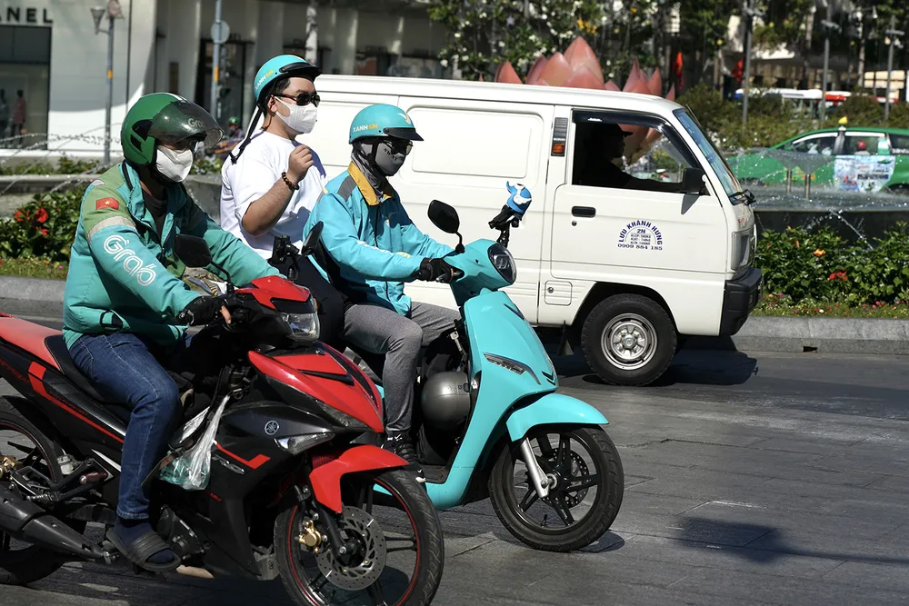 Xe điện hai bánh ngày càng được người dân hưởng ứng. Ảnh: HOÀNG HÙNG a5b-5756.jpg