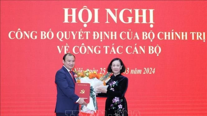 Đồng chí Trương Thị Mai, Ủy viên Bộ Chính trị, Thường trực Ban Bí thư, Trưởng Ban Tổ chức Trung ương trao Quyết định của Bộ Chính trị cho đồng chí Lê Hải Bình. Ảnh: TTXVN