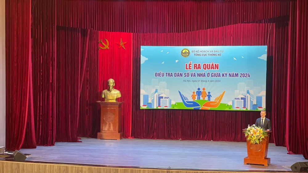 Ông Matt Jackson, Trưởng đại diện Quỹ Dân số Liên hợp quốc tại Việt Nam phát biểu tại lễ ra quân