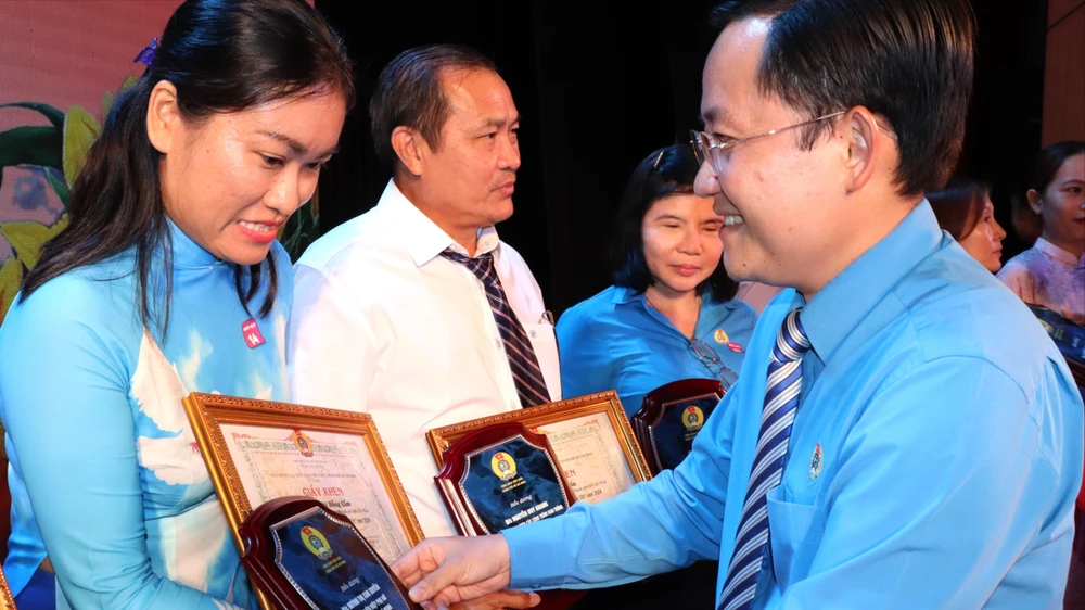 Phó Chủ tịch Liên đoàn Lao động TPHCM Phùng Thái Quang biểu dương gương "Người tốt - việc tốt" năm 2024