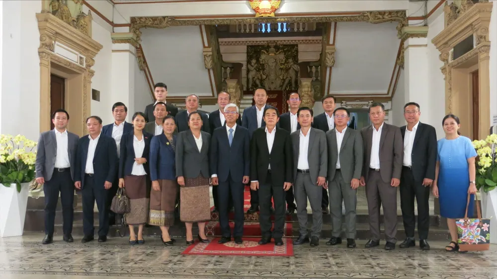 Phó Chủ tịch UBND TPHCM Võ Văn Hoan cùng lãnh đạo sở, ngành TPHCM chụp ảnh lưu niệm với đoàn đại biểu tỉnh Houaphanh, Lào. Ảnh: THỤY VŨ IMG_20240524_182517.jpg