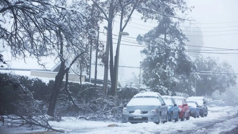 Ảnh EPA: Tuyết rơi bất thường tại Santiago, Chile