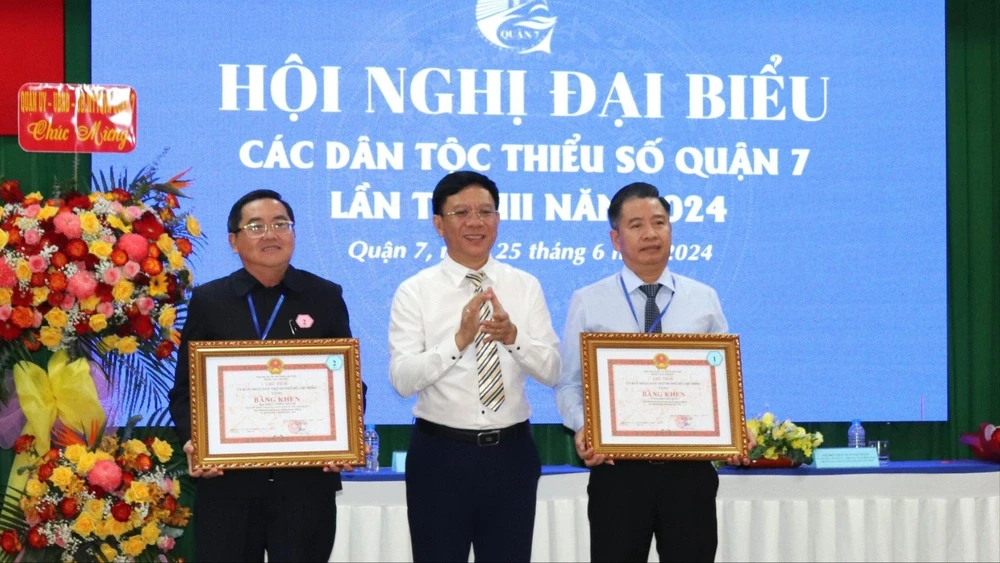 Phó Giám đốc Sở TT-TT TPHCM Nguyễn Ngọc Hồi trao Bằng khen của UBND đến các cá nhân tiêu biểu