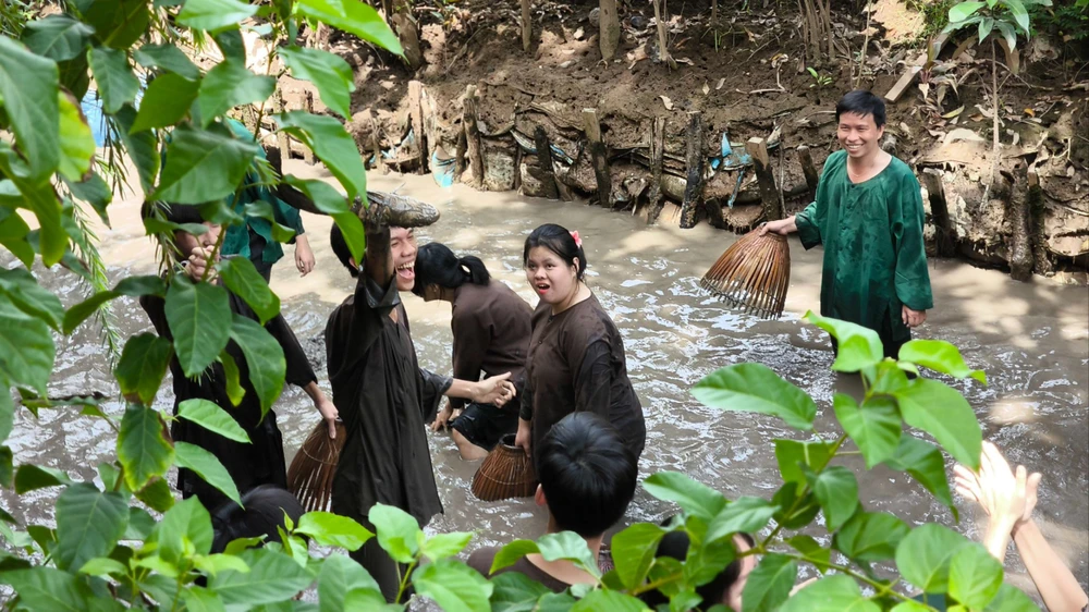 Du khách trải nghiệm tát mương bắt cá tại Khu du lịch Cồn Phụng (huyện Châu Thành, tỉnh Bến Tre)