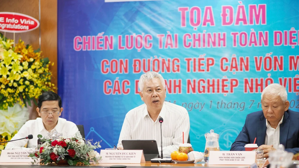 TS Trần Văn; TS Nguyễn Đức Kiên; nhà báo Nguyễn Nhật, Phó Tổng Biên tập Thường trực Báo SGGP, đồng chủ trì tọa đàm. Ảnh: ĐỨC CƯỜNG