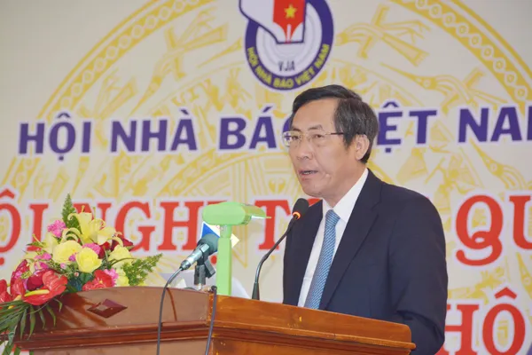 Đồng chí Thuận Hữu, Ủy viên Trung ương Đảng, Tổng biên tập báo Nhân Dân, Chủ tịch Hội Nhà báo Việt Nam phát biểu tại hội nghị