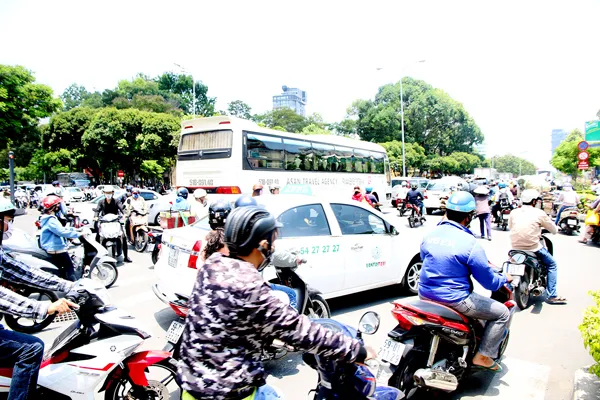 Vẫn lúng túng phân luồng giao thông khu vực trung tâm TPHCM ảnh 1