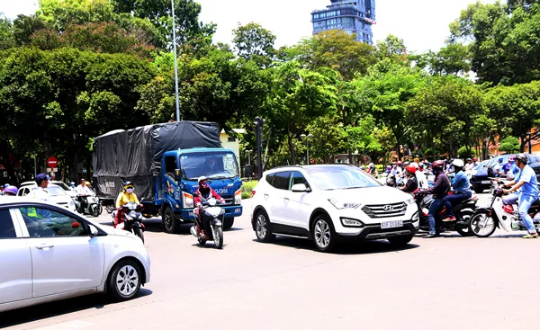 Vẫn lúng túng phân luồng giao thông khu vực trung tâm TPHCM ảnh 2