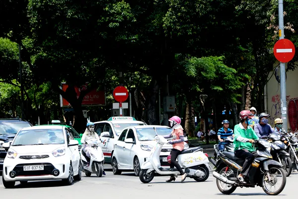 Vẫn lúng túng phân luồng giao thông khu vực trung tâm TPHCM ảnh 3