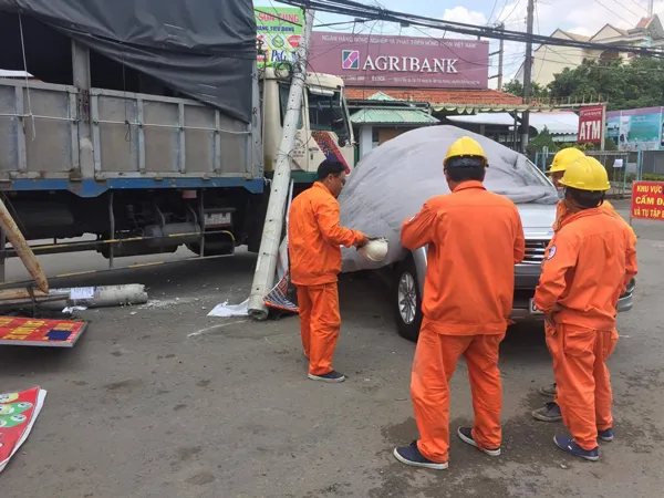 Xe tải mất lái đâm gãy trụ điện, nhiều người hoảng loạn ảnh 2 Xe tải mất lái đâm gãy trụ điện, nhiều người hoảng loạn ảnh 2