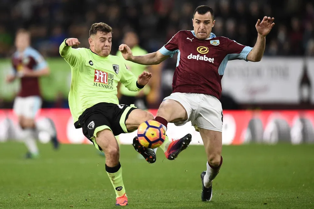 Burnley (phải) có thể ra về với 3 điểm.