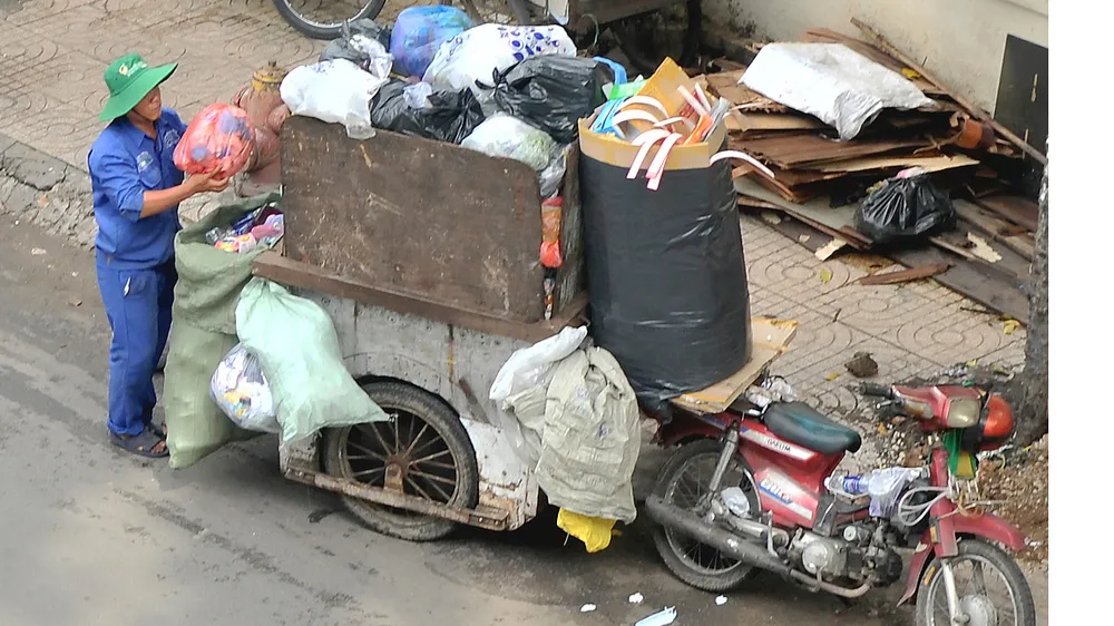 Xe thu gom rác thế này không phù hợp tại TPHCM văn minh, hiện đại. Ảnh: CAO THĂNG