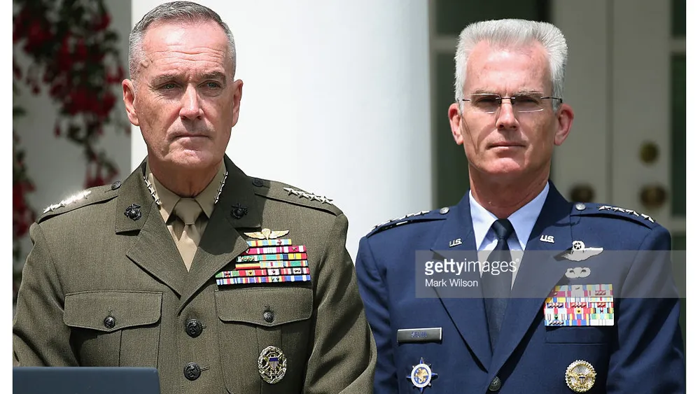 Đại tướng Joseph Dunford (trái) và Tướng không quân Paul Selva