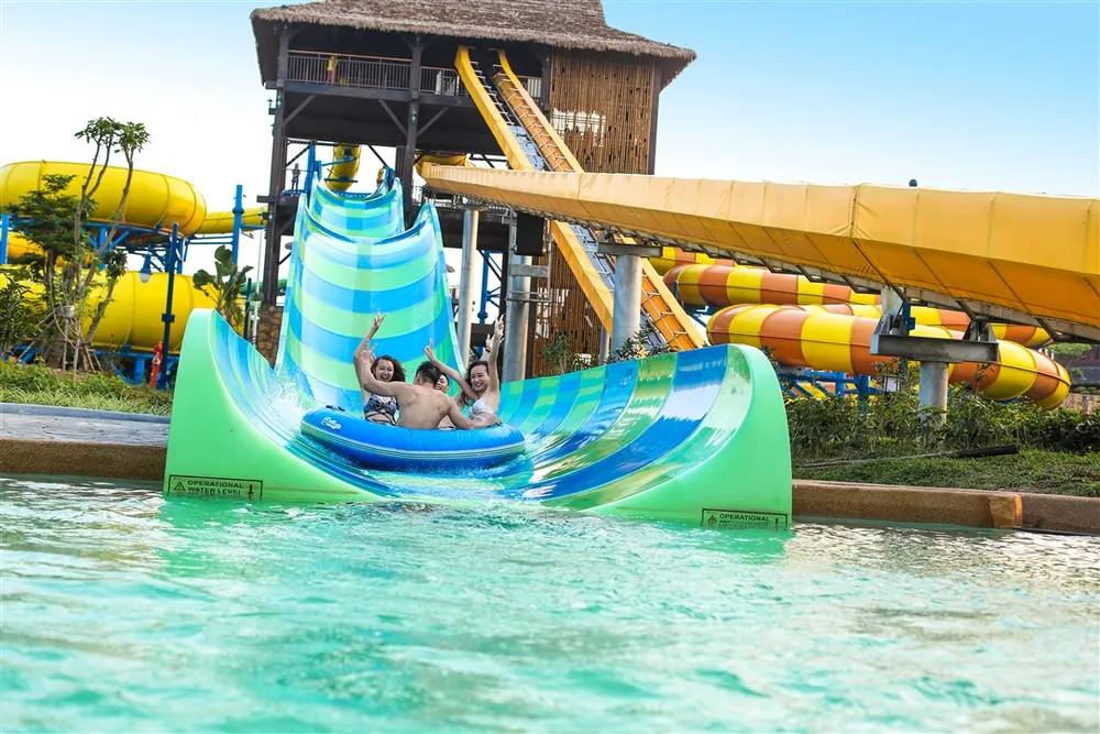 Du khách háo hức khám phá công viên nước hàng đầu khu vực tại Hạ Long ảnh 4