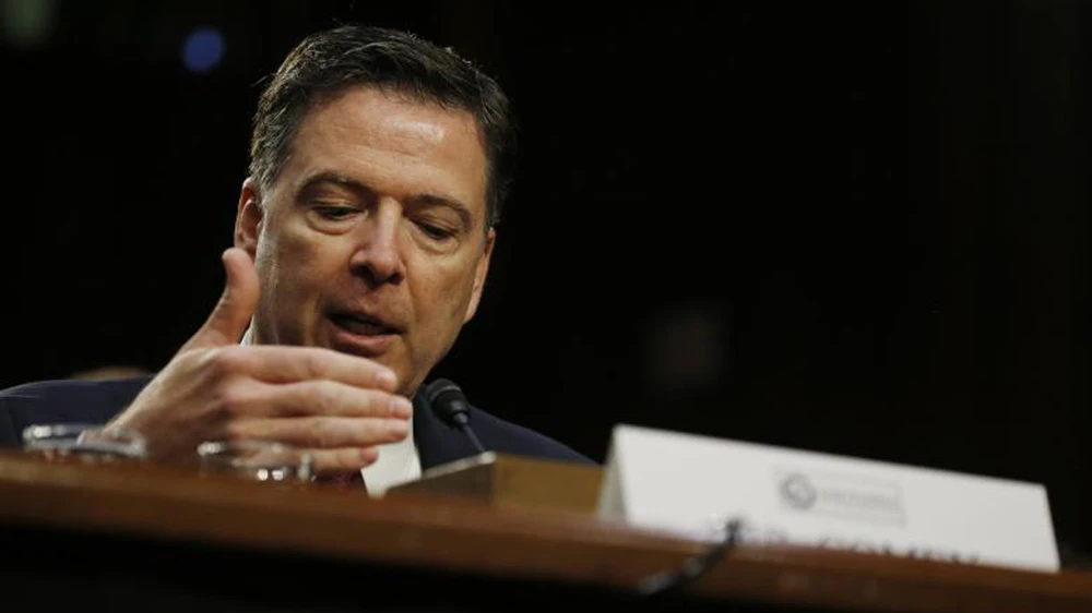 Cựu giám đốc FBI James Comey trước buổi điều trần của Ủy ban Tình báo Thượng viện về những cáo buộc can thiệp của Nga vào cuộc bầu cử tổng thống Hoa Kỳ năm 2016 ngày 8-6-2017. Ảnh: Reuters