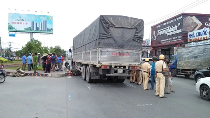 "Giải cứu" cặp vợ chồng kẹt dưới bánh xe tải sau va chạm ảnh 2