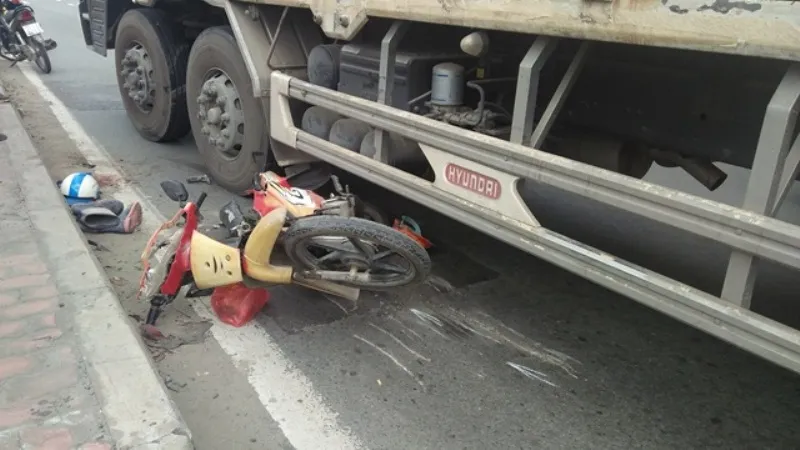 "Giải cứu" cặp vợ chồng kẹt dưới bánh xe tải sau va chạm ảnh 1