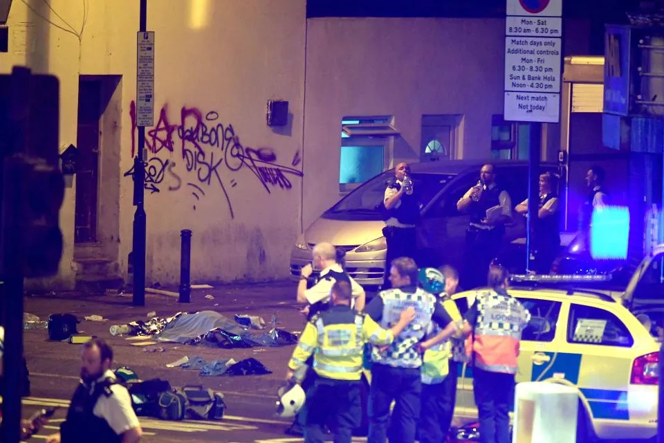 Một người chết trong vụ đâm xe ngoài thánh đường Hồi giáo ở Anh ảnh 3
