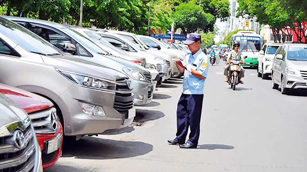 Mức thu phí đỗ ô tô dưới lòng đường ở TPHCM hiện quá thấp khiến ngân sách thất thu và làm gia tăng ùn tắc giao thông. Ảnh: KIỀU PHONG