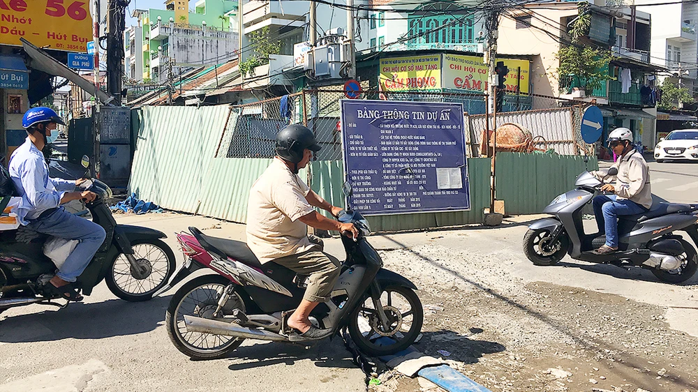 Việc thi công hệ thống thoát nước ì ạch khiến tình trạng ngập nước ngày càng nặng hơn (Ảnh: Công trình cống thoát nước trên đường Mai Xuân Thưởng, quận 6)