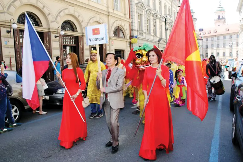 Áo dài Việt Nam ở “Lễ hội Praha - Trái tim của các dân tộc” ảnh 1 Áo dài Việt Nam ở “Lễ hội Praha - Trái tim của các dân tộc” ảnh 1