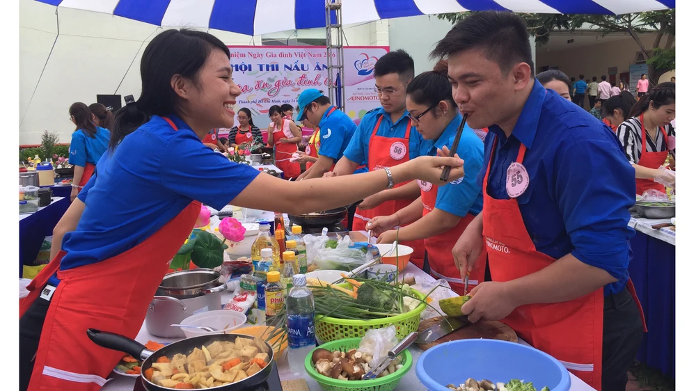 Cử chỉ yêu thương gia đình trẻ Thành Nhanh và Như Tình trao cho nhau khi cùng nấu bữa cơm gia đình