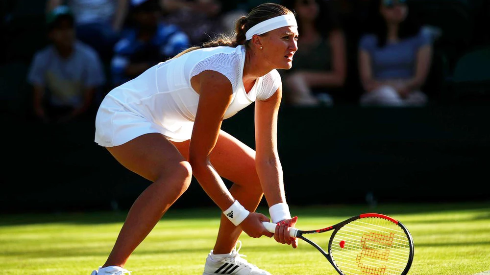 Kristina Mladenovic trụ trên mặt cỏ ở All England Club