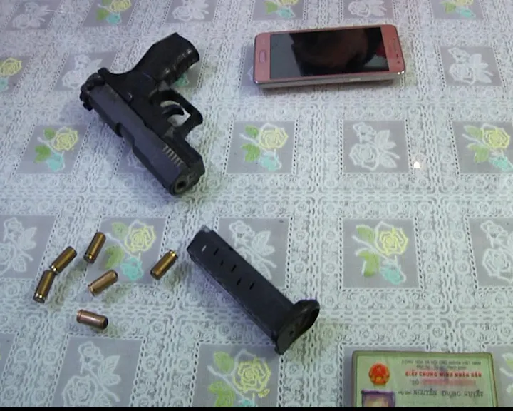 Bắt một bảo vệ ngân hàng dùng súng để giải quyết mâu thuẫn ảnh 2