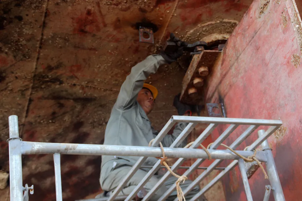 Sự cố tàu vỏ thép: Doanh nghiệp bóc 3 máy tàu hàng “chợ”, thay lại máy chính hãng ảnh 5