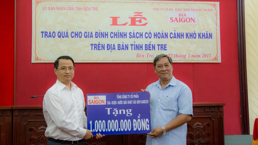  SABECO đã trao tặng 1 tỷ đồng cho UBND tỉnh Bến Tre để cùng địa phương chăm lo cho các gia đình chính sách