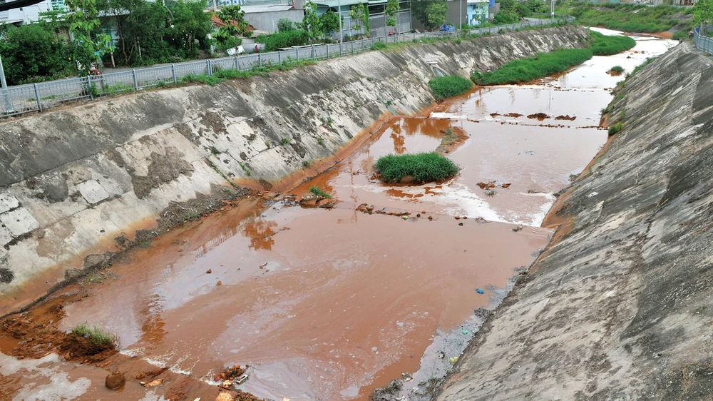 Kênh Ba Bò qua TPHCM đoạn giáp tỉnh Bình Dương. Ảnh: CAO THĂNG