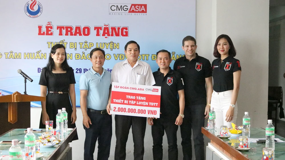 Trao tặng thiết bị tập luyện thể dục thể thao cho Trung tâm huấn luyện và đào tạo vận động viên thể dục thể thao Đà Nẵng. Ảnh: NGỌC PHÚC