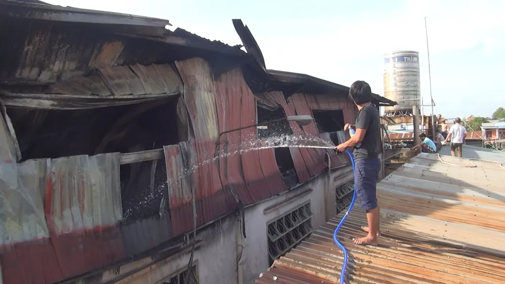 5 giờ chống chọi đám cháy kinh hoàng tại nhà xưởng rộng 3.000m² ở Bình Chánh ảnh 3 5 giờ chống chọi đám cháy kinh hoàng tại nhà xưởng rộng 3.000m² ở Bình Chánh ảnh 3