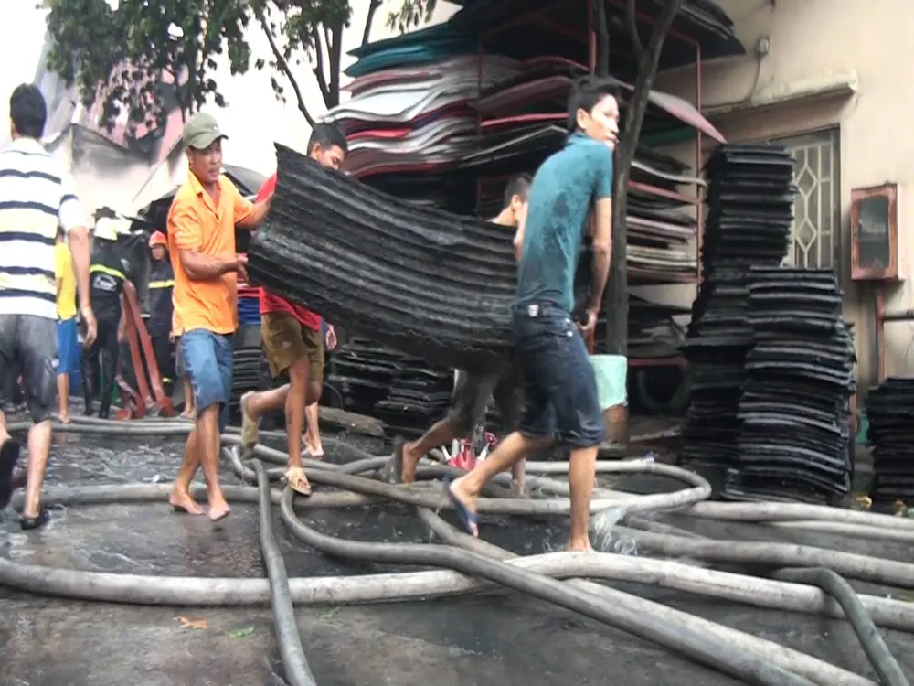 5 giờ chống chọi đám cháy kinh hoàng tại nhà xưởng rộng 3.000m² ở Bình Chánh ảnh 5 5 giờ chống chọi đám cháy kinh hoàng tại nhà xưởng rộng 3.000m² ở Bình Chánh ảnh 5