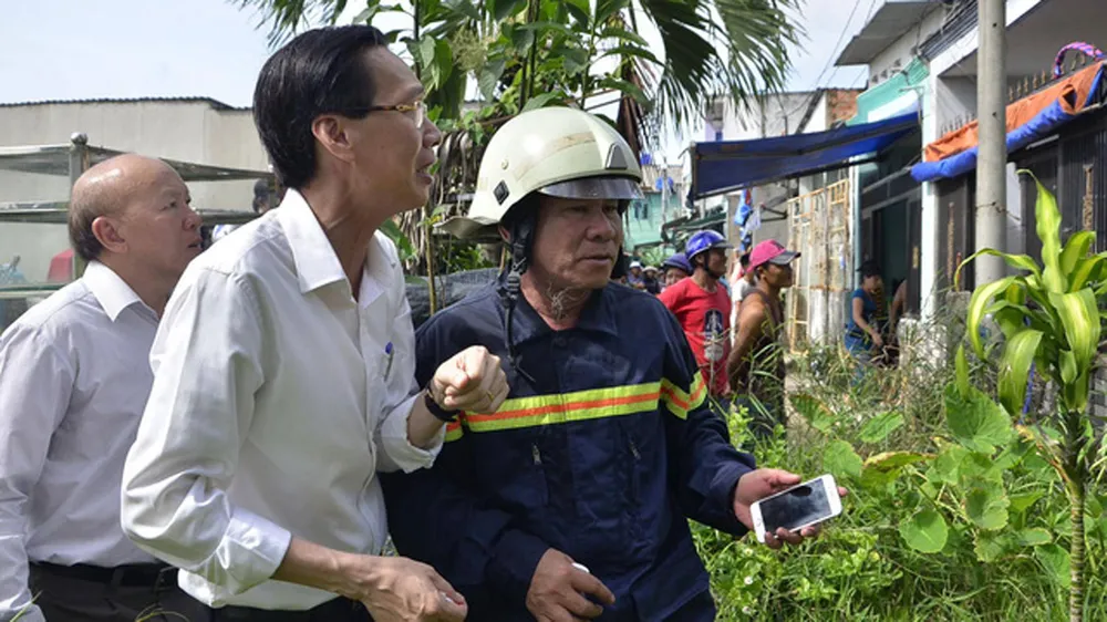 TPHCM: Hàng trăm cảnh sát tham gia chữa cháy tại công ty nhựa Tuấn Thông ảnh 1