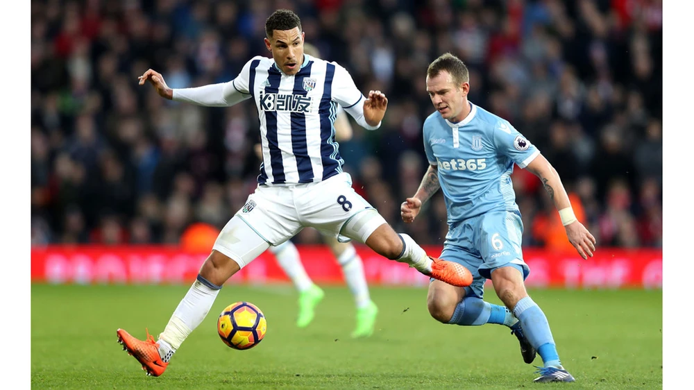 West Brom (trái) nhiều khả năng sẽ có chiến thắng trước Stoke.