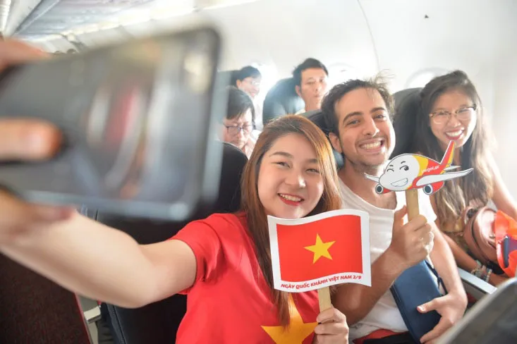 Mừng tết độc lập, khách Vietjet được nhận quà và cùng hát acapella ảnh 11 Mừng tết độc lập, khách Vietjet được nhận quà và cùng hát acapella ảnh 11
