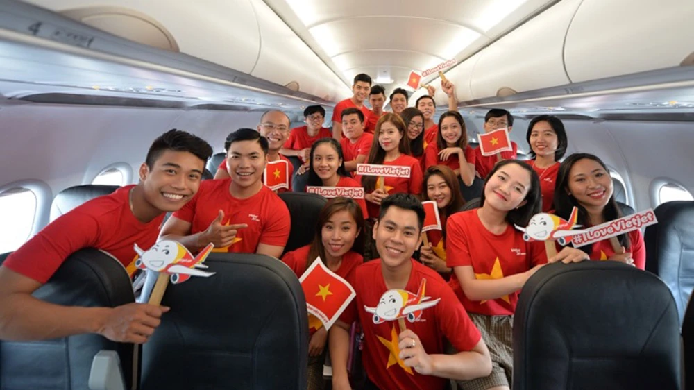 Mừng tết độc lập, khách Vietjet được nhận quà và cùng hát acapella