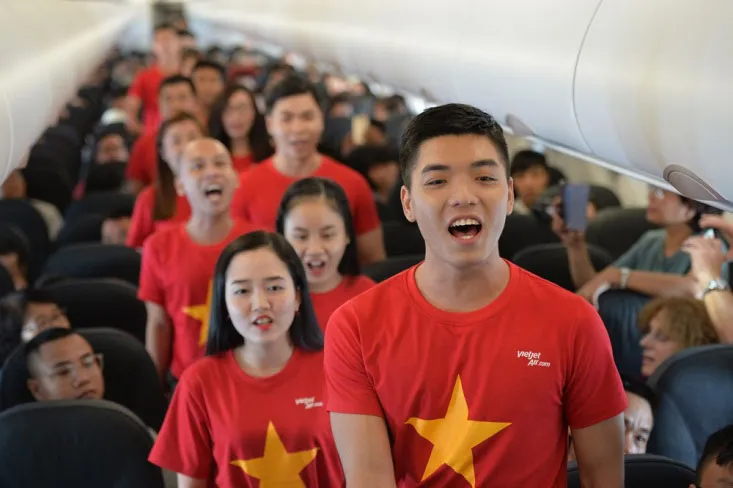 Mừng tết độc lập, khách Vietjet được nhận quà và cùng hát acapella ảnh 2 Mừng tết độc lập, khách Vietjet được nhận quà và cùng hát acapella ảnh 2