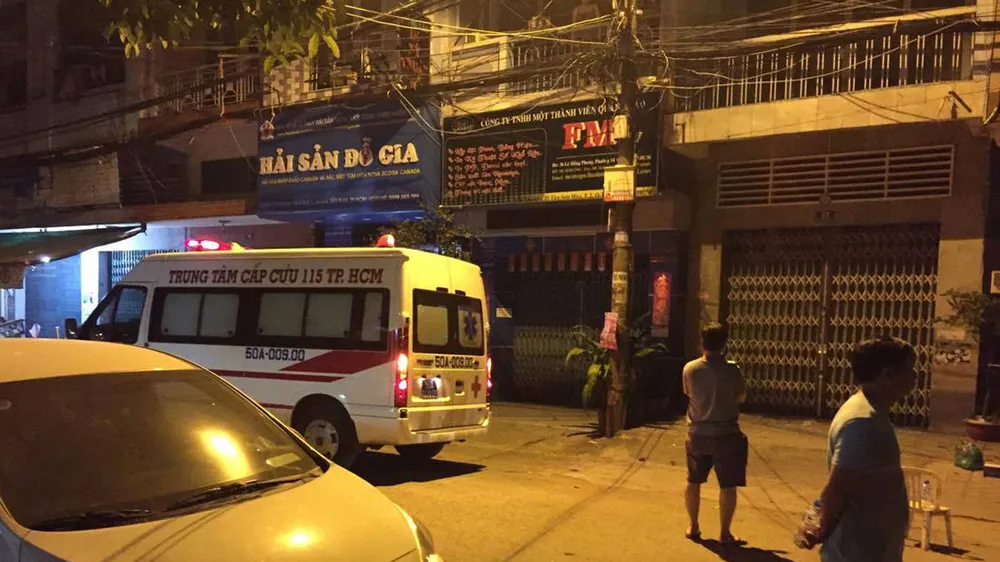 Nhiều người tháo chạy khỏi 2 ngôi nhà đổ sập tại TPHCM ảnh 3